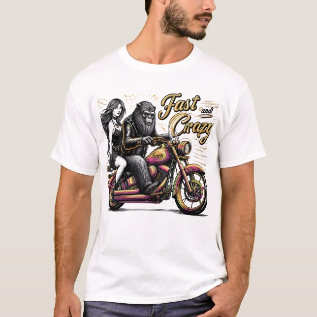 Woman Sasquatch Yeti bigfoot på motorcykel T Shirt (Framsida)