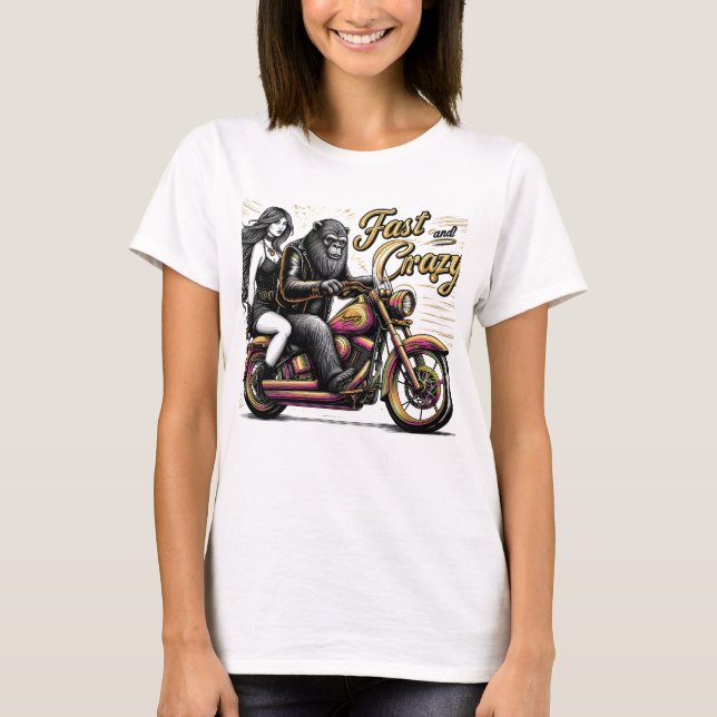 Woman Sasquatch Yeti bigfoot på motorcykel T Shirt (Framsida)