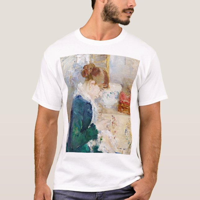 Woman Sewing, Berthe Morisot T Shirt (Framsida)