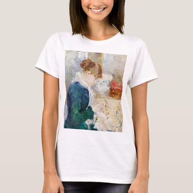 Woman Sewing, Berthe Morisot T Shirt (Framsida)