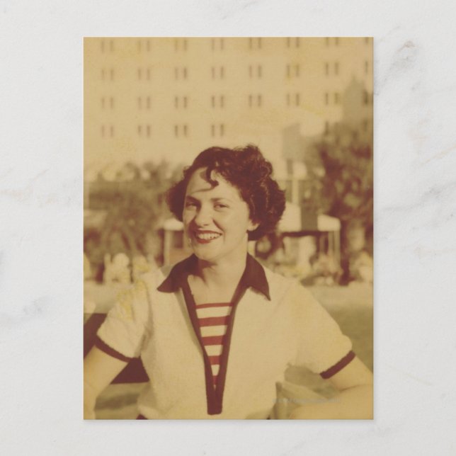 Woman Sitta utanför Vykort (Framsida)