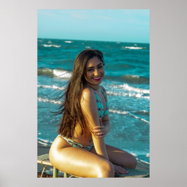 Woman Smiling At The Beach Poster (Framsidan)