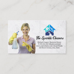 Woman Smiling Holding Städning Spray Visitkort