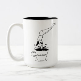 woman swimming in coffee cup Två-Tonad mugg