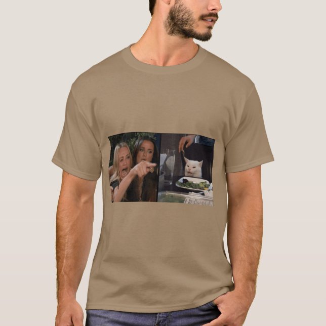 woman yelling at cat meme friends funny t shirt (Framsida)