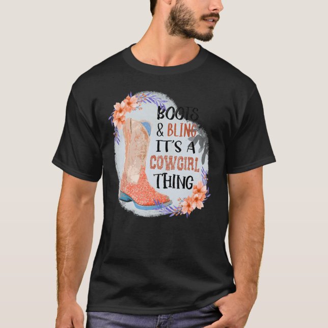Women Boots Bling a Cowgirl sak Cute Kärlek Co T Shirt (Framsida)