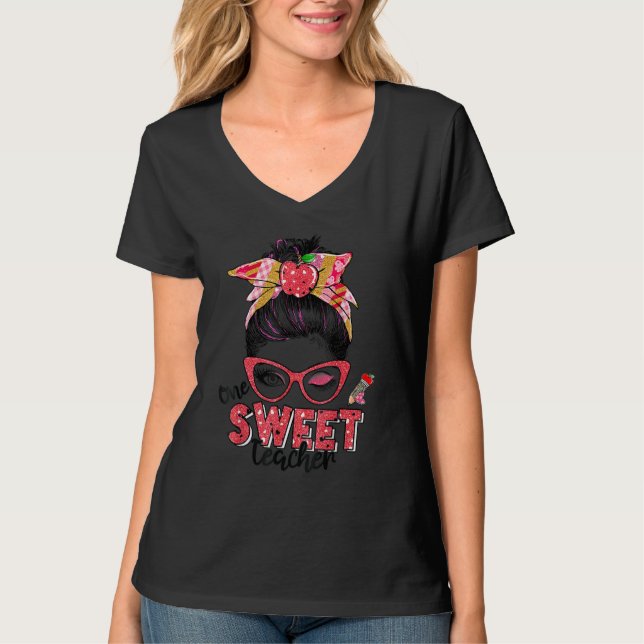 Women Messy Bun Hair One Loved Teacher Valentine's T Shirt (Framsida)