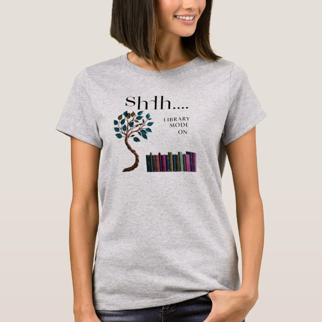 Women’s Graphic Tee – Vibrant Book Lover T-Shirt (Framsida)