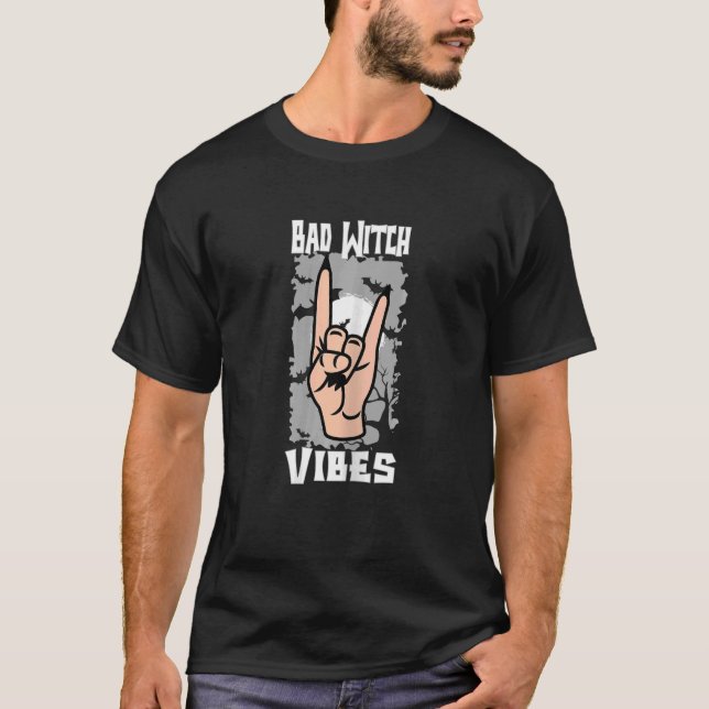 Womens Bad Witch Vibes Halloween Witch Hand Quote T Shirt (Framsida)