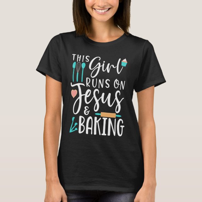 Womens Baking This Girl Runs on Jesus and Baking T Shirt (Framsida)