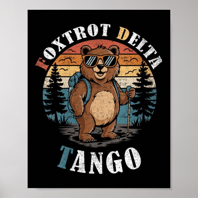 Womens Bear Foxeves Deltas Tangos Funny Bear V-ne Poster (Framsidan)