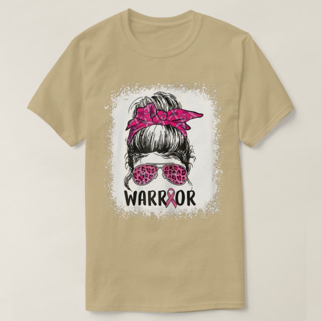 Womens Breast Cancer Warrior Messy Bun Leopard Ble T Shirt (Design framsida)