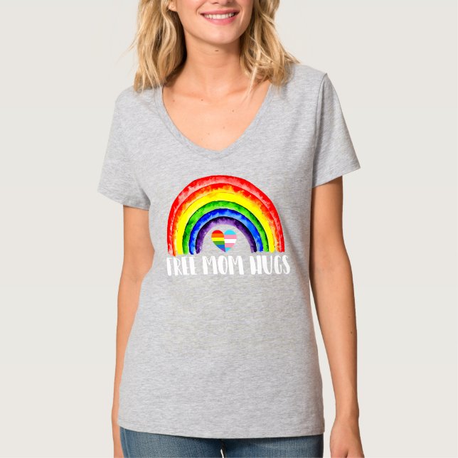womens Free Mom Hugs Rainbow Heart LGBT  T Shirt (Framsida)
