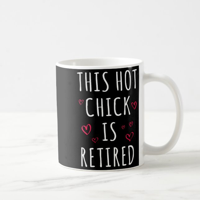 Womens Funny This Hot Chick Is Retired, Woman, Mot Kaffemugg (Höger)