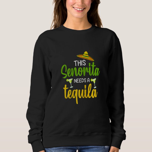 Womens Funny this Senorita needs a tequila party g T Shirt (Framsida)