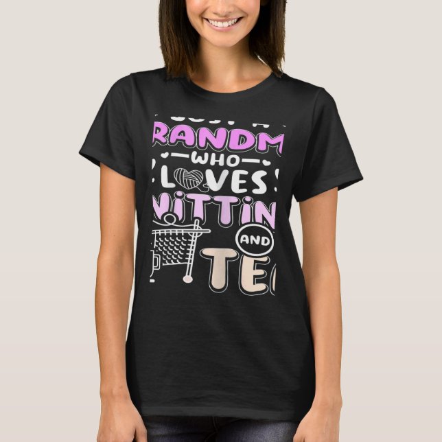 Womens Grandma who loves knitting and tea T Shirt (Framsida)