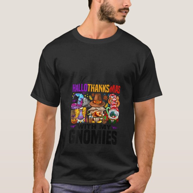 Womens Happy Hallothanksmas With My Gnomies Gnome  T Shirt (Framsida)
