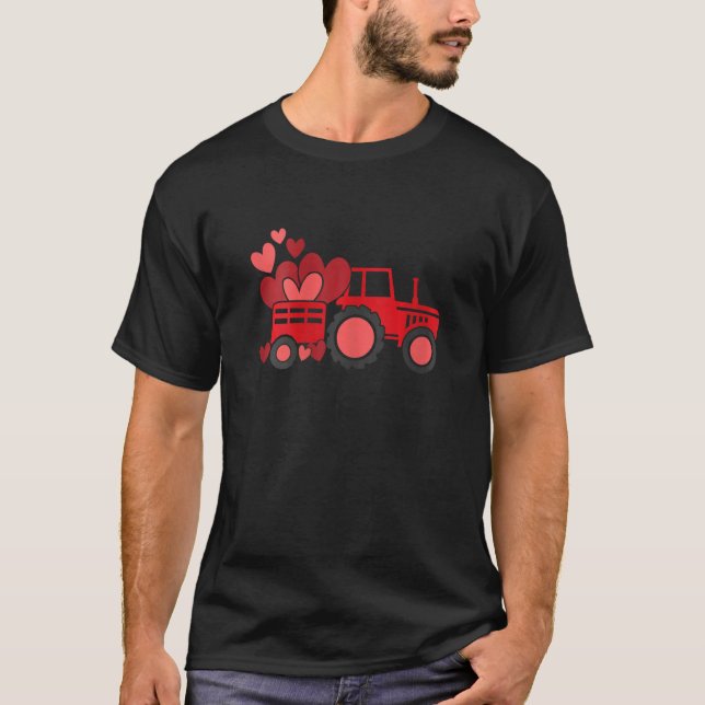 Womens Happy Valentines Day Heart In Tractor Funny T Shirt (Framsida)