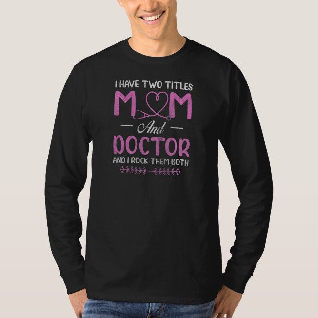 Womens I Have Two Titels Mom and Doctor and I Rock T Shirt (Framsida)