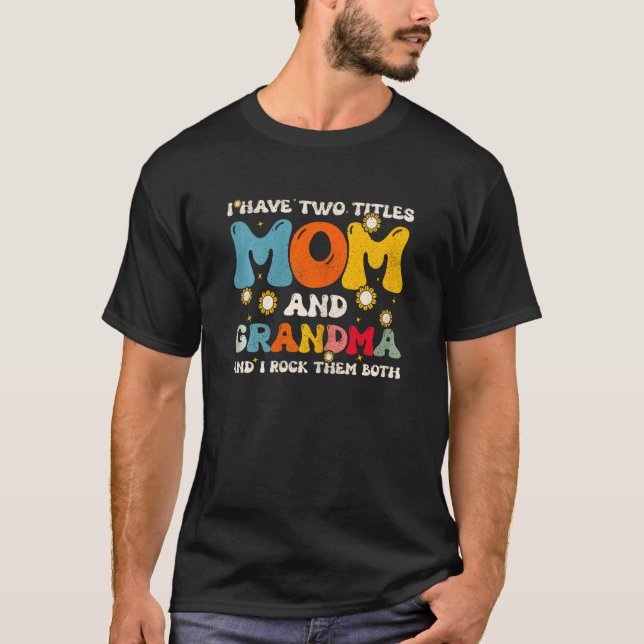 Womens I Have Two Titles Mom And Grandma Mothers D T Shirt (Framsida)