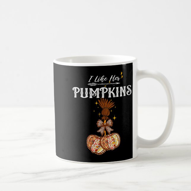 Womens I Like Her Pumpkins She Likes My Broomstick Kaffemugg (Höger)