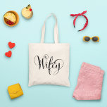 Womens i Wifey Elegant Black Script Tygkasse<br><div class="desc">Tvätta och enkelt "Wifey" med elegantens svarta skript. Gör en underbar bröllop-gåva till fru!</div>