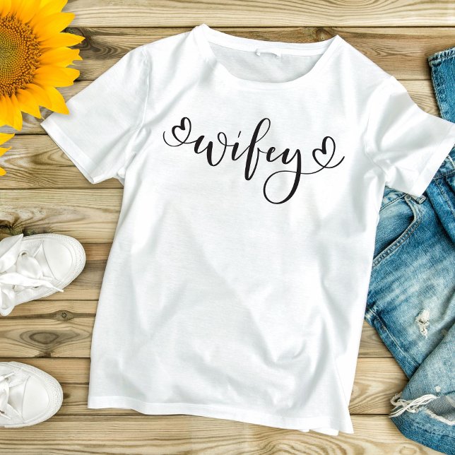 Womens i Wifey White Modern Black Script Hearens T Shirt (Skapare uppladdad)