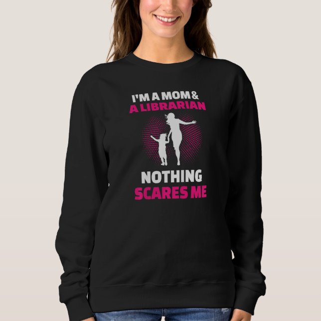 Womens I'm A Mom & A Librarian Nothing Scares Me T Shirt (Framsida)