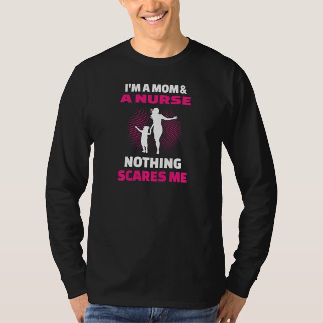 Womens I'm A Mom & A Nurse Nothing Scares Me T Shirt (Framsida)
