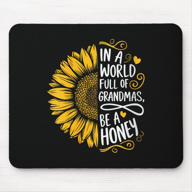 Womens In A World Full Of Grandmas Be A Honey Shir Musmatta (Framsidan)