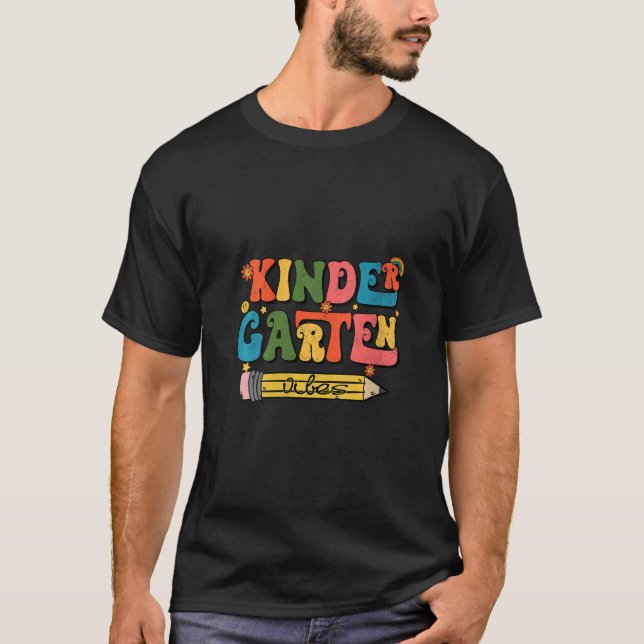 Womens Kindergarten Vibes - Kinder Team Retro Firs T Shirt (Framsida)
