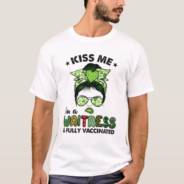Womens Kiss Me jag är en Waitress Irish Shamrock S T Shirt (Framsida)