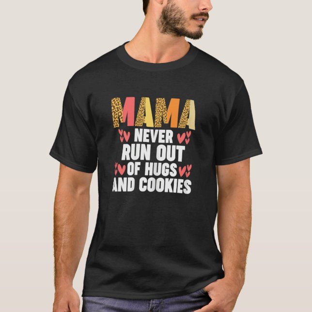 Womens mama never run out of hugs and cookies moth t shirt (Framsida)
