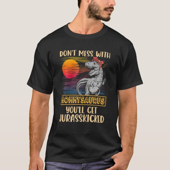 Womens Mamasaurus T Rex Dinosaurs Funny Mamma Saur Shirt (Framsida)