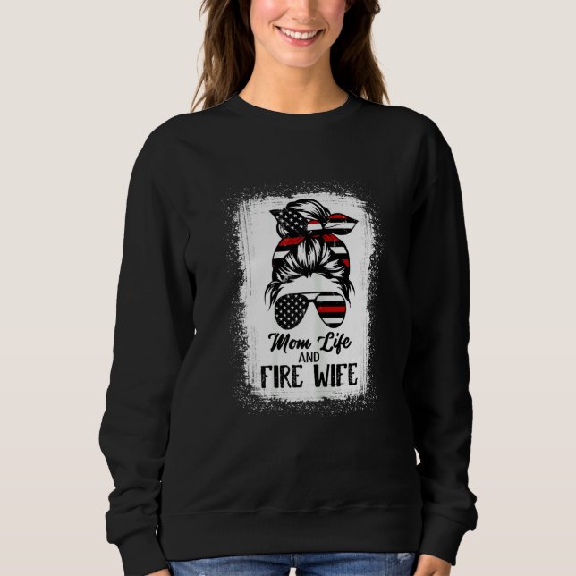 Womens Mom Life and Fire Wife Firefighter Patrioti T Shirt (Framsida)