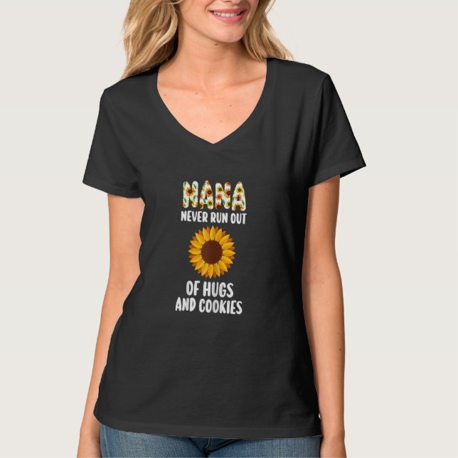 Womens Nana never run out of hugs & cookies Nana G T Shirt (Framsida)