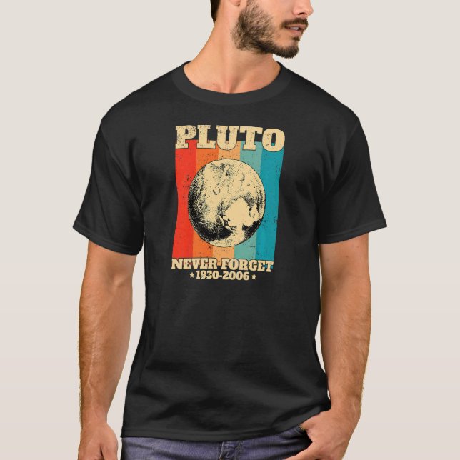 Womens Never Forget Pluto Retro  Space Science T Shirt (Framsida)