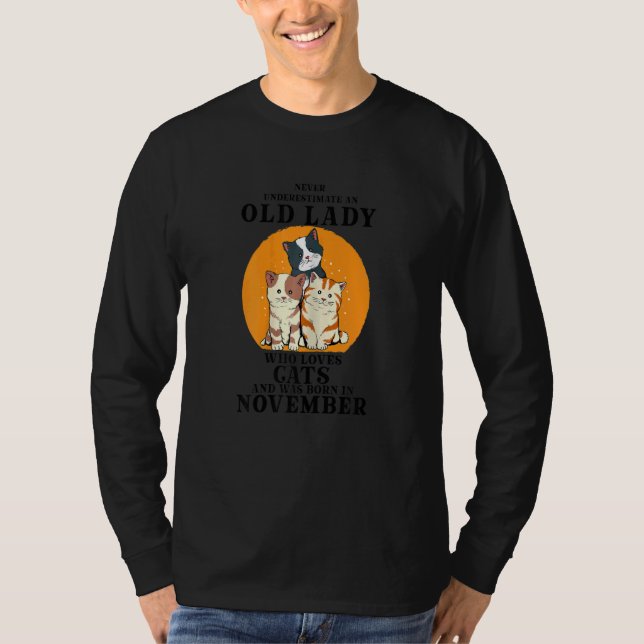 Womens Never Underestimate An Old Lady Who Loves C T Shirt (Framsida)