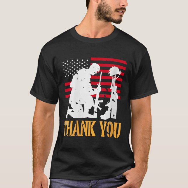 Womens Patriotic Soldier Kneeling Battlefield Cros T Shirt (Framsida)