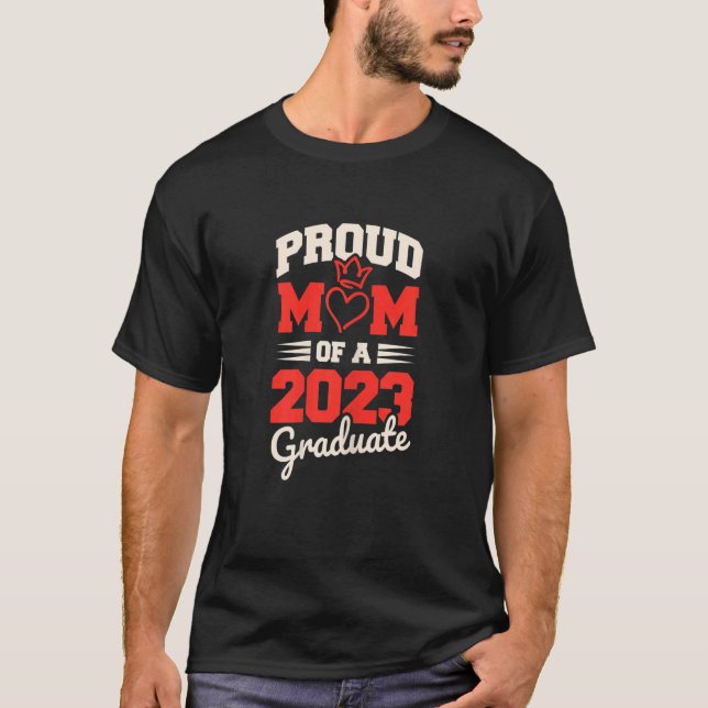 Womens Proud Mom Of A 2023 Graduate Graduation 202 T Shirt (Framsida)