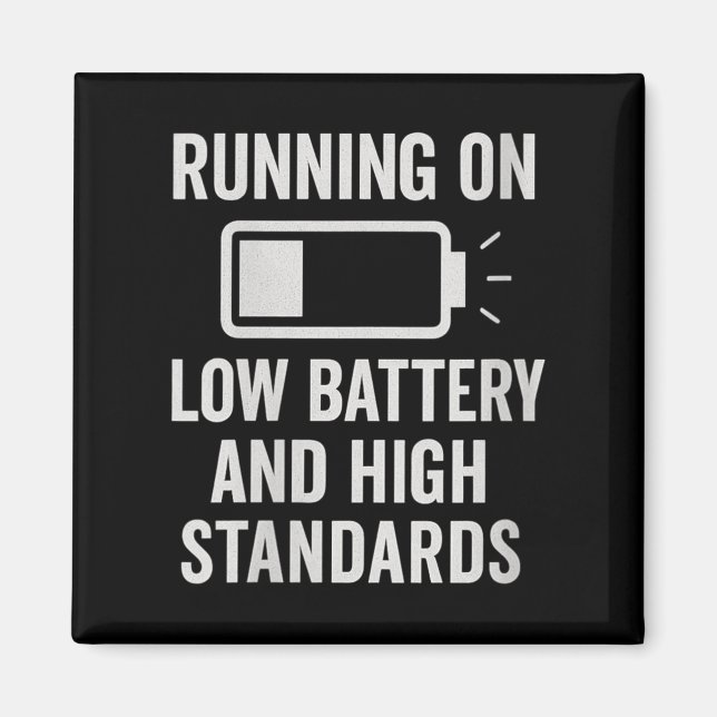 Womens Running On Low Battery And High Standards F Magnet (Framsidan)