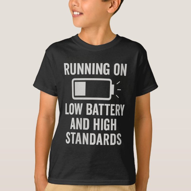 Womens Running On Low Battery And High Standards F T Shirt (Framsida)