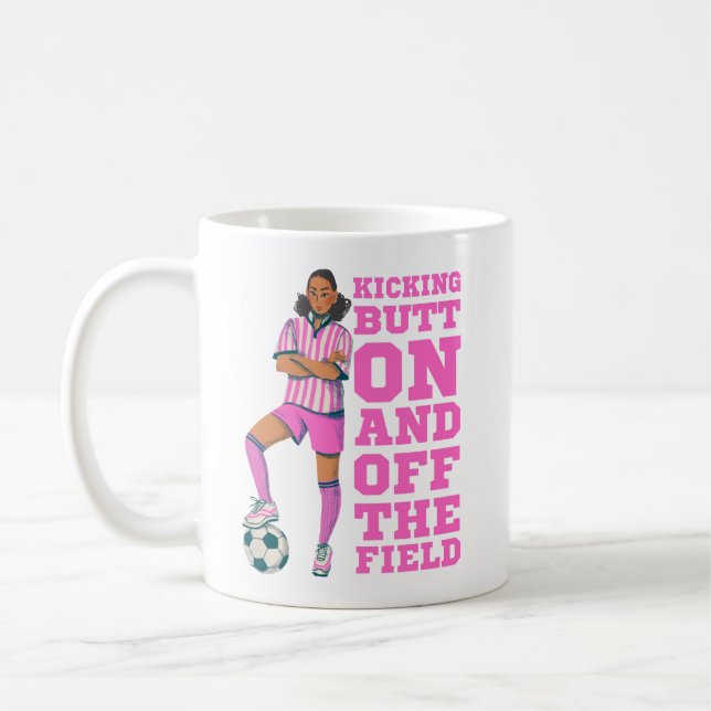 WOMENS SOCCER KICKING BUTT PÅ OCH AV FÄLT KAFFEMUGG (Vänster)
