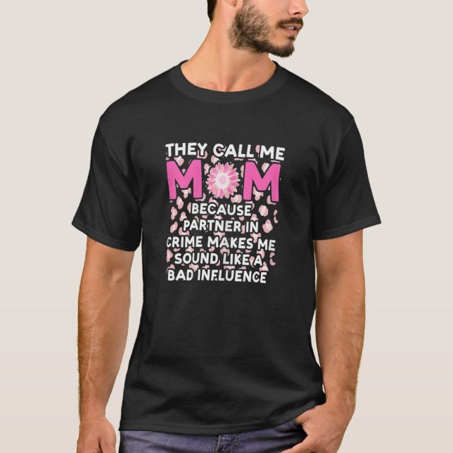 Womens they call me mom because partner in crime m t shirt (Framsida)