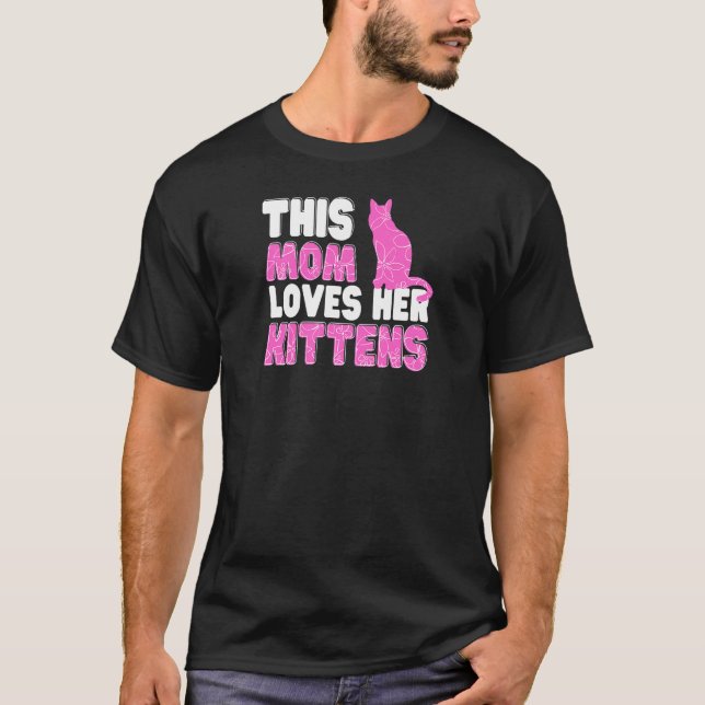 Womens This Mom Loves Her Kittens Cute Cat  Family T Shirt (Framsida)