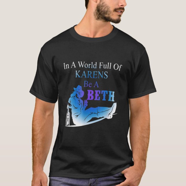 Womens Womens In A World Full Of Karens  Be A Beth T Shirt (Framsida)