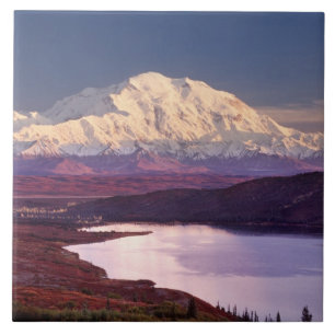 Wonder Lake och Mt. Denali vid soluppgången i Kakelplatta