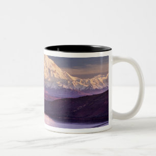 Wonder Lake och Mt. Denali vid soluppgången i Två-Tonad Mugg