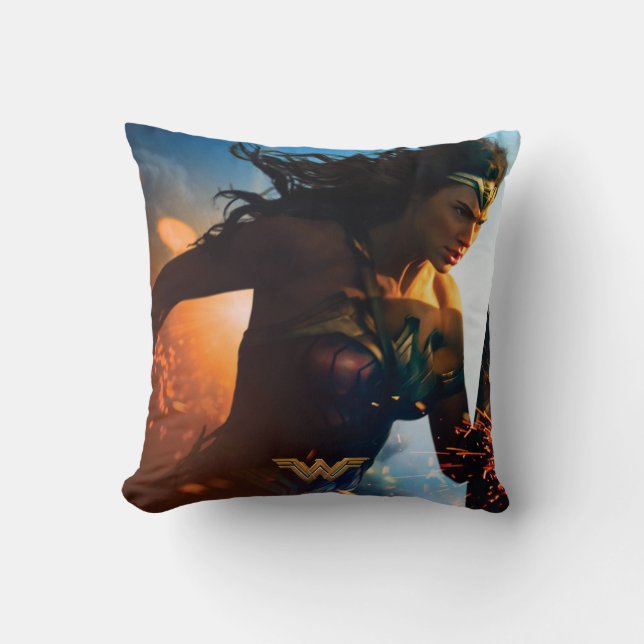 Wonder Woman springer på slagfältet Kudde (Framsida)