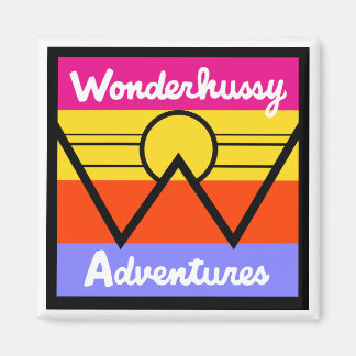 Wonderhussy Äventyr Sunset Mountain Logotyp Magnet